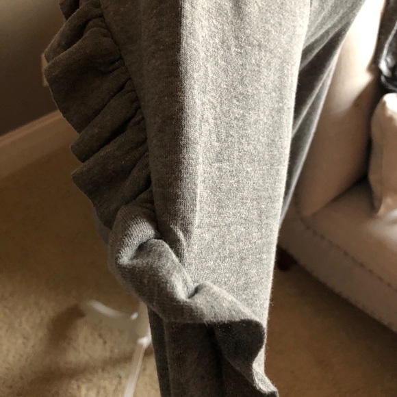 NEW!❗️LAST TWO❗️RUFFLED SLEEVE TOP💕 - Picture 3 of 4